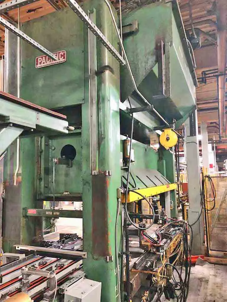 300 Ton Pacific Hydraulic Press - T-slotted bed detail 123 x 60 inches