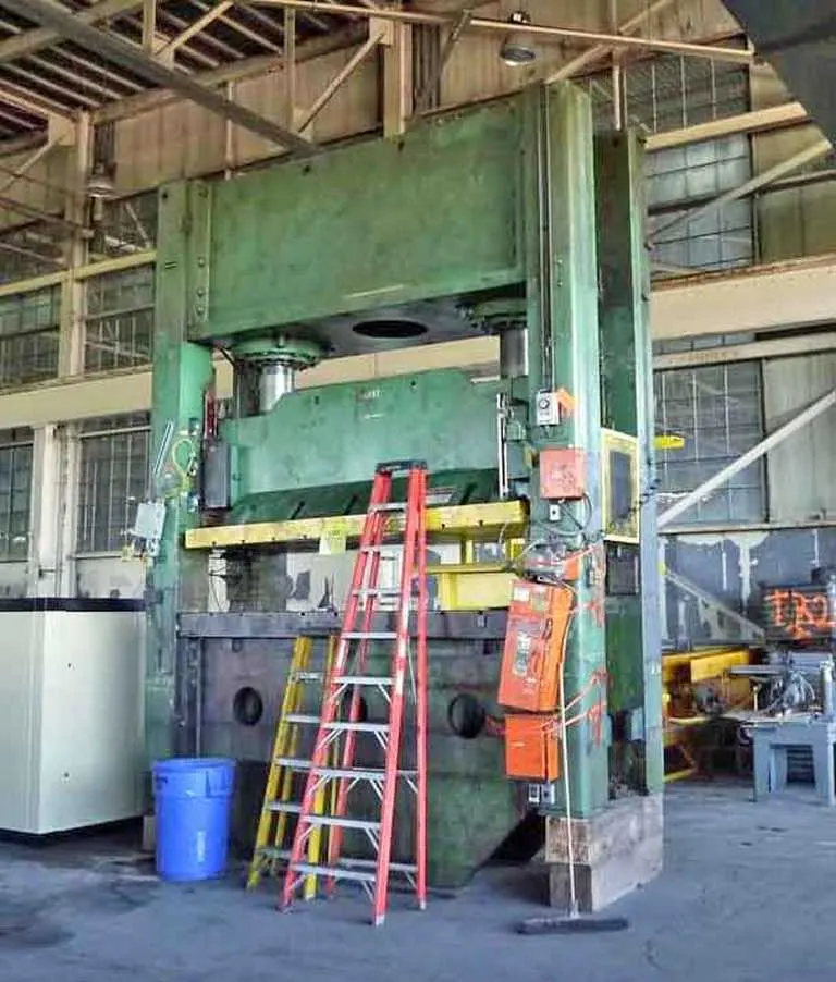 600 Ton Pacific Hydraulic Press - Hydraulic lines and connections