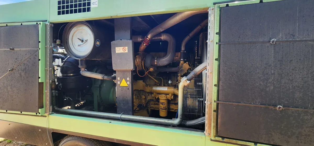 Sullair 900/1150 portable air compressor - Cat diesel engine and internal components
